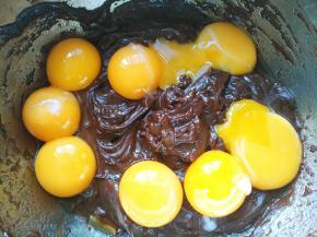 分蛋，将蛋黄分入可可糊里备用