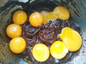 分蛋，将蛋黄分入可可糊里备用