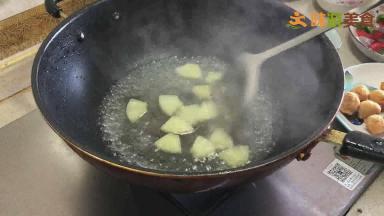 锅内加水烧开，放入切好的菠萝块焯熟后盛出滤水