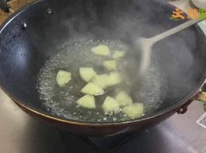 锅内加水烧开，放入切好的菠萝块焯熟后盛出滤水