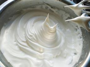 分3次加入120克白糖，打发至干性发泡