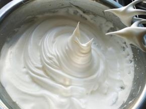 分3次加入120克白糖，打发至干性发泡