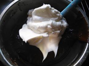 将三分之一蛋白霜放入蛋黄糊中，搅拌均匀