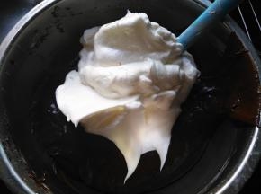 将三分之一蛋白霜放入蛋黄糊中，搅拌均匀