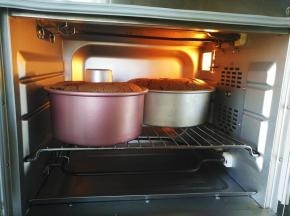 放入预热好的烤箱中下层上下火160度，30分钟时取出6寸的，8寸的继续烤20分钟后出炉