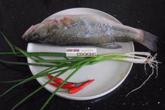 鲈鱼买回来洗净，不要开肚，从腮部将鱼肚肠取出清洗干净