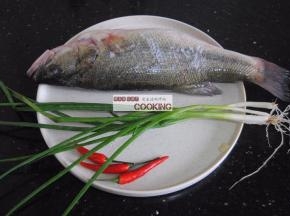 鲈鱼买回来洗净，不要开肚，从腮部将鱼肚肠取出清洗干净