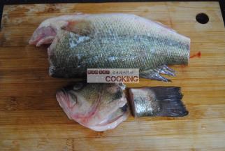 切断头尾，鱼不要买得太大，大概是一斤半左右即可。