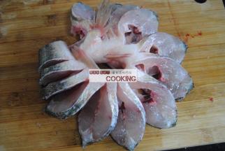 从背部切开，宽度大约是0.6CM，鱼肚的位置不要切断