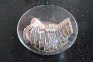 用盐和料酒涂抹均匀后腌制15分钟左右