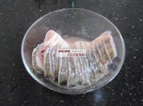 用盐和料酒涂抹均匀后腌制15分钟左右