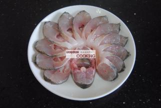 小心的摆上盘里，把鱼肉张开成孔雀尾巴状