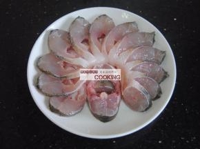 小心的摆上盘里，把鱼肉张开成孔雀尾巴状