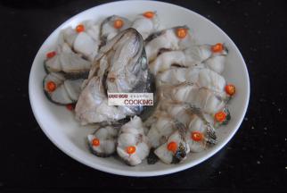 出锅后倒掉里面的汁水，淋上蒸鱼豉油