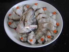 出锅后倒掉里面的汁水，淋上蒸鱼豉油