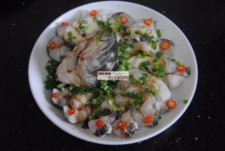 葱花切碎码在鱼身上，再将食用油烧热，浇在鱼肉上即可