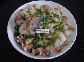 葱花切碎码在鱼身上，再将食用油烧热，浇在鱼肉上即可