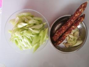 蒜切片，其它原料也都洗干净切好备用。