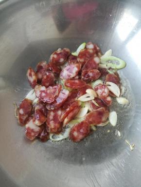 倒入腊肠翻炒均匀。