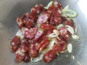 倒入腊肠翻炒均匀。