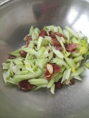 再放西芹翻炒均匀。