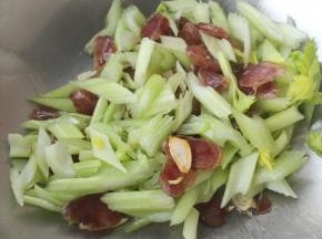 再放西芹翻炒均匀。