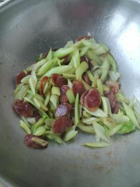 倒入一勺生抽和适量盐即可出锅。