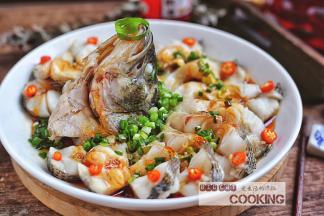 是不是好看又很有食欲呢，这样做的鱼肉很是鲜嫩
