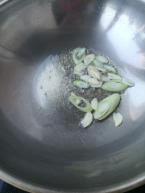 锅里放油，放入葱蒜爆香。