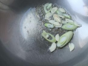 锅里放油，放入葱蒜爆香。