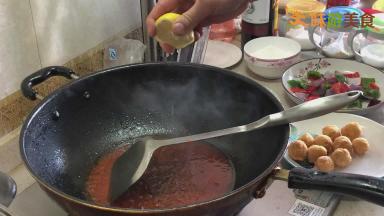 锅内重新烧热加油，倒入番茄酱翻炒至颜色鲜亮后加入适量清水、少许新鲜柠檬汁、4-5小勺白糖、少许盐翻炒均匀