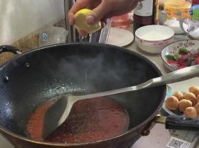 锅内重新烧热加油，倒入番茄酱翻炒至颜色鲜亮后加入适量清水、少许新鲜柠檬汁、4-5小勺白糖、少许盐翻炒均匀