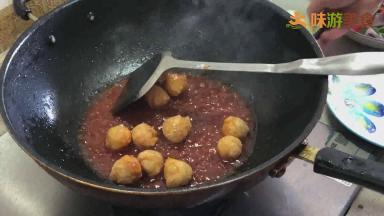 汤汁开始变浓稠时加入炸好的鸡球和菠萝块，翻炒均匀，此时可尝一下汁水的味道并根据个人口味决定是否再加盐或者白糖进行调味