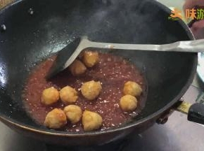 汤汁开始变浓稠时加入炸好的鸡球和菠萝块，翻炒均匀，此时可尝一下汁水的味道并根据个人口味决定是否再加盐或者白糖进行调味
