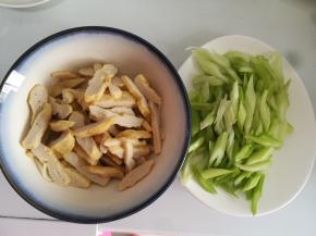 鱼饼和芹菜也切好备用。