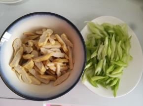 鱼饼和芹菜也切好备用。