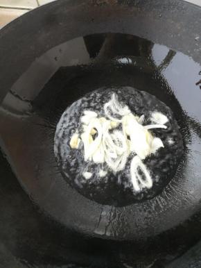 热锅凉油放入葱蒜爆香。