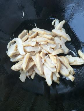 倒入鱼饼翻炒均匀。