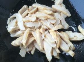 倒入鱼饼翻炒均匀。