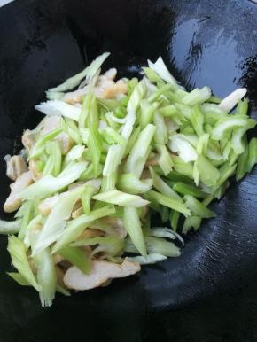 再倒入芹菜翻炒均匀。