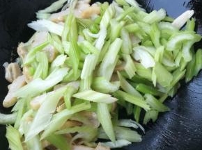 再倒入芹菜翻炒均匀。