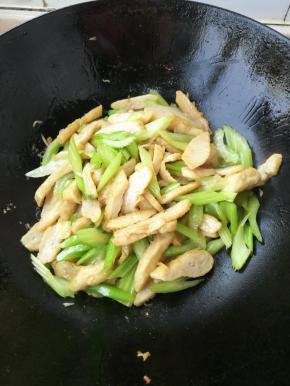 给一勺生抽和适量盐。翻炒均匀即可出锅。