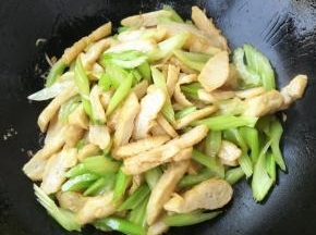 给一勺生抽和适量盐。翻炒均匀即可出锅。