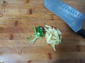 姜切丝，葱打结。