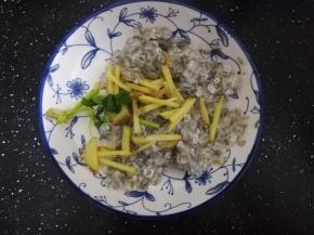 把姜丝和葱结放入鱼鳞中