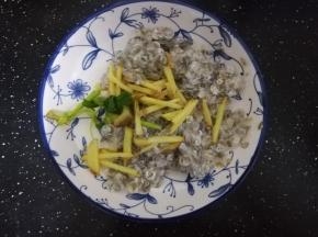 把姜丝和葱结放入鱼鳞中