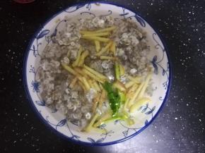 加入适量的清水。大概高过鱼鳞一厘米就好了。