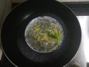 烧一锅，冷水，放进去蒸二十分钟。