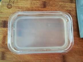 凝固好的鱼鳞冻。晶莹剔透的。