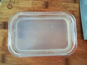 凝固好的鱼鳞冻。晶莹剔透的。